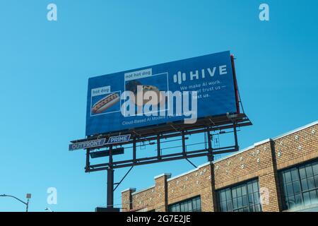 Eine Plakatwand für das Unternehmen Hive für künstliche Intelligenz ist in der Innenstadt von San Francisco, Kalifornien, am 20. Mai 2021 sichtbar. () Stockfoto