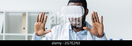 afroamerikanischer Arzt mit vr-Headset in der Klinik, Banner Stockfoto