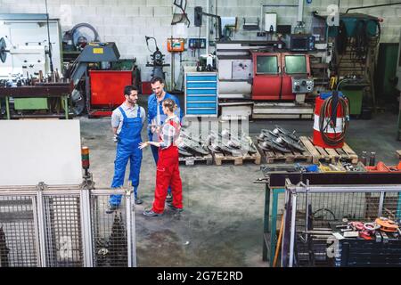 Die Arbeiter in der Fabrik in der Diskussion aus Sicht Stockfoto