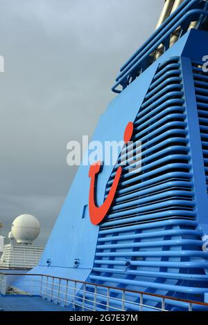 TUI-Logo auf dem Trichter des Thomson Majesty-Schiffes auf den Kanarischen Inseln bei Lanzarote. Stockfoto