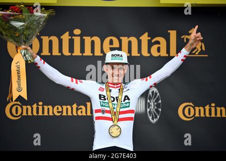 Der Österreicher Patrick Konrad von Bora-Hansgrohe feiert auf dem Podium nach dem Gewinn der 16. Etappe der 108. Auflage des Radrennens der Tour de France Stockfoto