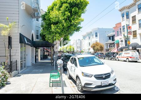 Fahrzeuge werden neben einer Straße in Lower Pacific Heights, San Francisco, Kalifornien, 14. Juni 2021, geparkt. () Stockfoto