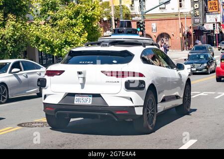 Selbstfahrende Autos von Waymo und Jaguar, i-Pace, fahren im Verkehr in San Francisco, Kalifornien, 14. Juni 2021. () Stockfoto