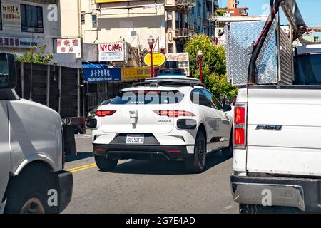 Selbstfahrende Autos von Waymo und Jaguar, i-Pace, fahren im Verkehr in San Francisco, Kalifornien, 14. Juni 2021. () Stockfoto