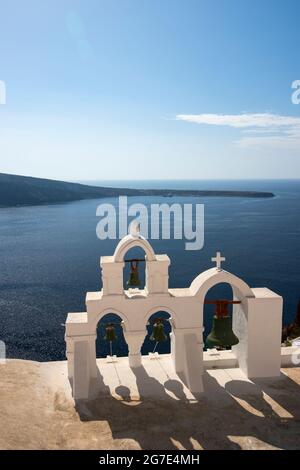 Blick über die Ägäis von der Insel Santorini mit Kirchenglocken im Vordergrund. Stockfoto