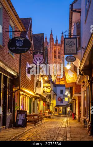 Canterbury Cathedral Nachts bietet sich ein Blick auf die Kathedrale von Canterbury von der Butchery Lane Canterbury Kent, England GB Europa Stockfoto