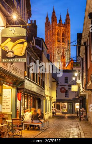 Ein Blick bei Nacht auf die Kathedrale von Canterbury von der Metzgerei Lane Canterbury Kent, England GB Europa Stockfoto