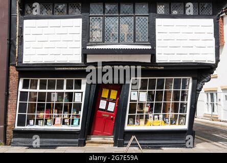 Sir John Boys House oder The Crooked House oder Catching Lives Charity Bookshop Palace Street Canterbury Kent England GB Europa Stockfoto