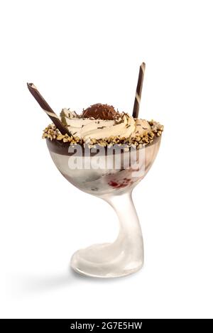 Eis mit Cremegeschmack und Schokolade sowie gehackte Haselnüsse und Waffelbiskuit in einer Glasschale, isoliert auf weißem, kopiertem Raum Stockfoto