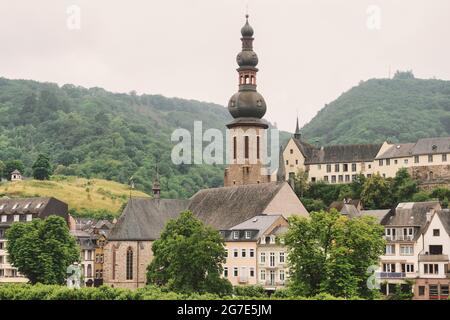 Cochem in Rheinland-Pfalz, Deutschland. Blick auf die Altstadt mit der katholischen Kirche St. Martin. Touristisches Ziel entlang der Mosel. Stockfoto