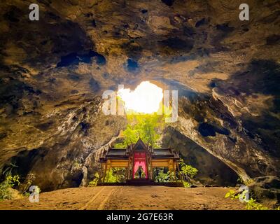 Phraya Nakhon Cave, Khua Kharuehat Pavillion Tempel im Khao Sam ROI Yot Nationalpark in Prachuap Khiri Khan, Thailand Stockfoto