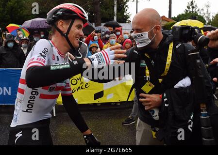 Der Österreicher Patrick Konrad von Bora-Hansgrohe feiert nach dem Gewinn der Etappe 16 der 108. Auflage des Radrennens der Tour de France aus Pas de la Ca Stockfoto