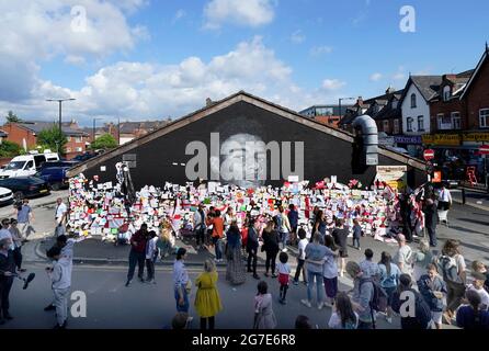 Vor einer geplanten Demonstration zur Unterstützung des Manchester-United-Stürters und des englischen Spielers Marcus Rashford versammeln sich Menschen vor seinem Wandgemälde an der Wand des Coffee House Cafe in der Copson Street, Withington. Das Wandbild erschien am Montag, nachdem die englische Fußballmannschaft das Finale der UEFA Euro 2021 verloren hatte, zerstört. Bilddatum: Dienstag, 13. Juli 2021. Stockfoto