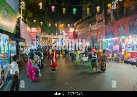 KOLKATA , INDIEN - 18. OKTOBER 2015 : Nachtbild der dekorierten Straße von Kolkata, aufgenommen bei farbigem Licht, während des Durga Puja Festivals, Westbengalen, Indien Stockfoto