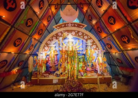 KOLKATA , INDIEN - 21. OKTOBER 2015 : schönes Interieur des dekorierten Durga Puja Pandals, in Howrah, Westbengalen, Indien. Durga Puja ist die größte Religion Stockfoto