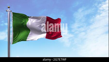 Die Nationalflagge Italiens, die im Wind weht. Draußen und Himmel im Hintergrund. Demokratie und Unabhängigkeit. Europäischer Staat Stockfoto