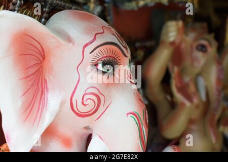 KOLKATA, WESTBENGALEN, INDIEN - 13. SEPTEMBER 2015: Schönes frisch bemaltes Tonidol von Lord Ganesha , in Kumartuli, als Vorbereitung für die 'Durga Puja' fez Stockfoto