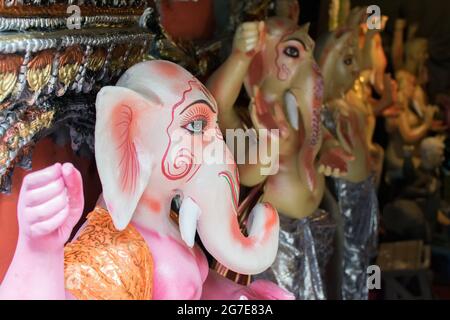 KOLKATA, WESTBENGALEN, INDIEN - 13. SEPTEMBER 2015: Schönes frisch bemaltes Tonidol von Lord Ganesha , in Kumartuli, als Vorbereitung für die 'Durga Puja' fez Stockfoto