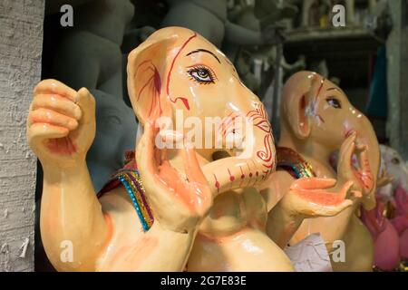 KOLKATA, WESTBENGALEN, INDIEN - 13. SEPTEMBER 2015: Schönes frisch bemaltes Tonidol von Lord Ganesha , in Kumartuli, als Vorbereitung für die 'Durga Puja' fez Stockfoto