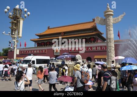 Mehrere Touristen sahen Sightseeing vor dem Tiananmen-Platz in Peking.Tiananmen-Platz befindet sich im Zentrum von Peking, der Hauptstadt der Volksrepublik China, Und am südlichen Ende der Verbotenen Stadt befindet sich das Denkmal der Helden des Volkes, die Gedenkhalle des Vorsitzenden Mao, die große Halle des Volkes und das Nationalmuseum von China gegenüber der Chang'an Straße. Sie erstreckt sich über eine Fläche von 4800 Quadratmetern und erregt weltweite Aufmerksamkeit für ihre herausragende Architekturkunst und ihren besonderen politischen Status. (Foto von Sheldon Cooper / SOPA Images/Sipa USA) Stockfoto