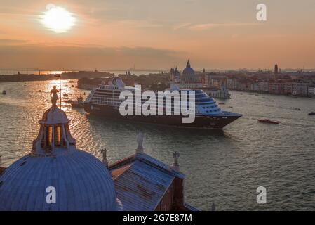 VENEDIG, ITALIEN - 26. SEPTEMBER 2017: Das Kreuzschiff 'Azamara Quest' passiert an einem Septemberabend die Bucht von San Marco Stockfoto