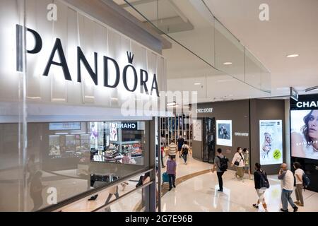 Hongkong, China. Juli 2021. Dänischer Schmuckhersteller und Einzelhändler, Pandora Geschäft in Hongkong gesehen. (Foto von Budrul Chukrut/SOPA Images/Sipa USA) Quelle: SIPA USA/Alamy Live News Stockfoto