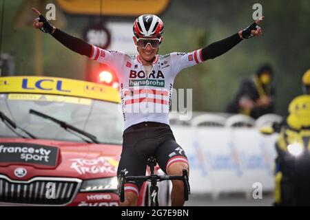 Der Österreicher Patrick Konrad von Bora-Hansgrohe feiert nach dem Gewinn der Etappe 16 der 108. Auflage des Radrennens der Tour de France aus Pas de la Ca Stockfoto