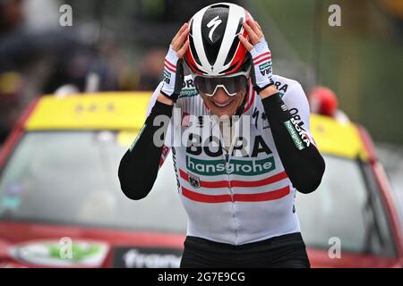 Der Österreicher Patrick Konrad von Bora-Hansgrohe feiert nach dem Gewinn der Etappe 16 der 108. Auflage des Radrennens der Tour de France aus Pas de la Ca Stockfoto