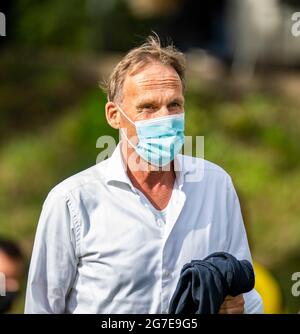 13. Juli 2021, Hessen, Gießen: Fußball: Testspiele, FC Gießen - Borussia Dortmund im Waldstadion. Dortmunds Geschäftsführer Hans-Joachim Watzke steigt ins Stadion ein. Foto: David Inderlied/dpa Stockfoto