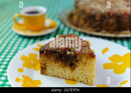 Brasilianische Gastronomie. Scheibe hausgemachter Bananenkuchen. Stockfoto