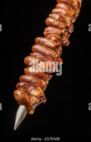 Hähnchenherz Barbecue auf Spieße auf schwarzem Hintergrund. Brasilianische Gastronomie. Stockfoto