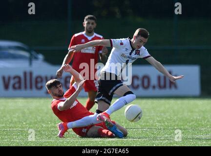 Daniel Kelly von Dundalk (rechts) wird von Callum James Roberts von Newtown AFC während der ersten Qualifikationsrunde der UEFA Europa Conference League und dem zweiten Beinspiel im Park Hall Stadium in Oswestry, Shropshire, angegangen. Bilddatum: Dienstag, 13. Juli 2021. Stockfoto