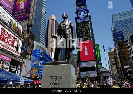 Touristen treffen sich am Times Square in Manhattan, in New York City. Stockfoto