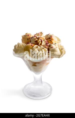 Eis mit Sahnegeschmack und Fruchtgeschmack in einer Glastasse, isoliert auf weißem, kopiertem Raum Stockfoto