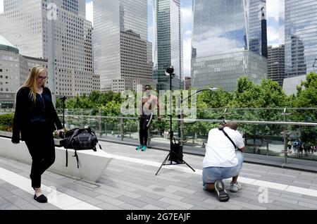 Fotoshooting im Freien am 9/11 Memorial in Manhattan, in New York City. Stockfoto