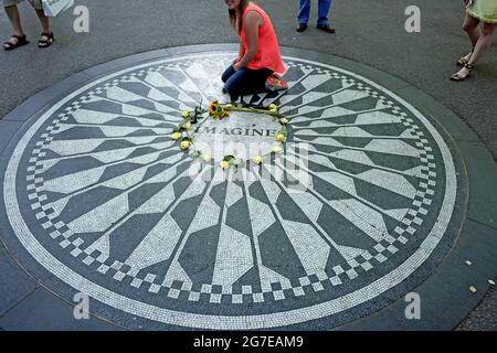 Touristen zollen John Lennon am Strawberry Fields Memorial im Central Park in New York City Tribut. Stockfoto