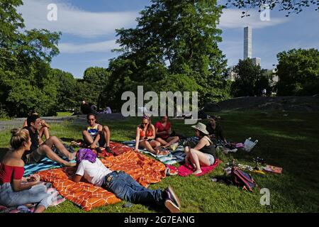 An einem heißen samstagnachmittag im Central Park treffen sich Menschen in New York City. Stockfoto