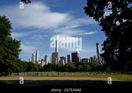 Die Skyline von Manhattan vom Central Park aus an einem heißen samstagnachmittag im Sommer in New York City. Stockfoto