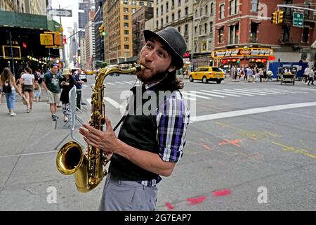 Musiker spielt Saxophon auf den Straßen von Manhattan, in NewYork City. Stockfoto