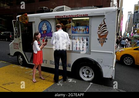 Vater und Tochter kaufen Eis in einem nyc-Eiswagen an der Straßenecke von Manhattan in New York City. Stockfoto