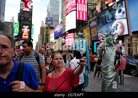 Touristen treffen sich am Times Square in Manhattan, in New York City. Stockfoto