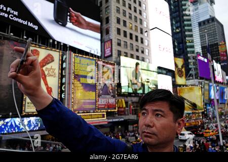 Touristen treffen sich am Times Square in Manhattan, in New York City. Stockfoto