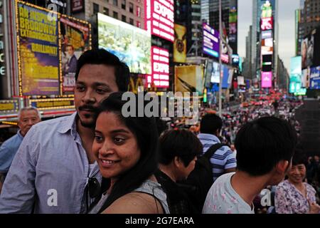 Touristen treffen sich am Times Square in Manhattan, in New York City. Stockfoto