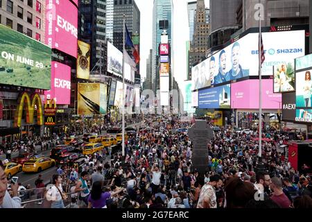 Touristen treffen sich am Times Square in Manhattan, in New York City. Stockfoto