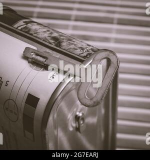 Monochromer Zinnöffner/Dosenöffner bei einem ASDA-Mittagessen in Fleischdose. Konzept für die Konservierung von Lebensmitteln, Öffnen einer Dose von Würmern. Stockfoto