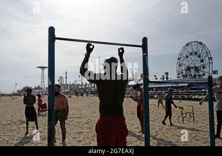 Strandfitness auf Coney Island während eines heißen Sommers am sonntagnachmittag in New York City. Stockfoto