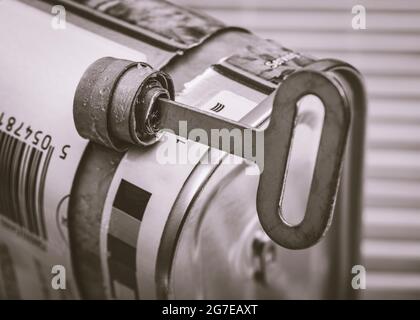 Monochromer Zinnöffner/Dosenöffner bei einem ASDA-Mittagessen in Fleischdose. Konzept für die Konservierung von Lebensmitteln, Öffnen einer Dose von Würmern. Stockfoto