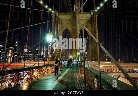 Nachtansicht der Skyline von Manhattan von der Brooklyn Bridge in New York City. Stockfoto