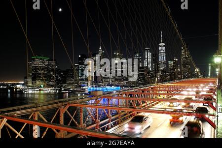 Nachtansicht der Skyline von Manhattan von der Brooklyn Bridge in New York City. Stockfoto