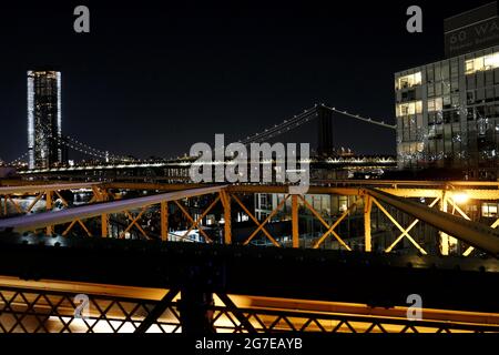 Nachtansicht der Skyline von Manhattan von der Brooklyn Bridge in New York City. Stockfoto